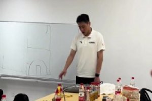 不要哭 来年再战！华大主教练周鲁南更衣室发言动情流泪~