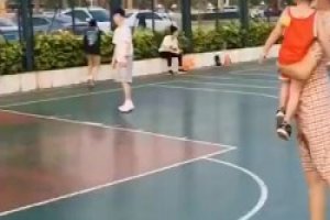 一手抱娃还能单手扔进三分！大姐之前经常打球吧？
