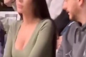 老色批了！一男子看球赛不断偷瞄身旁的美女！